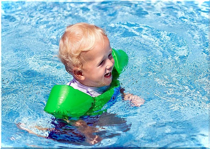 11 things to bring to the pool for your baby