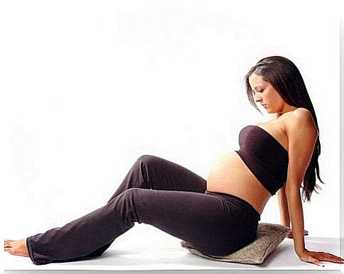 Pregnant woman doing an exercise.