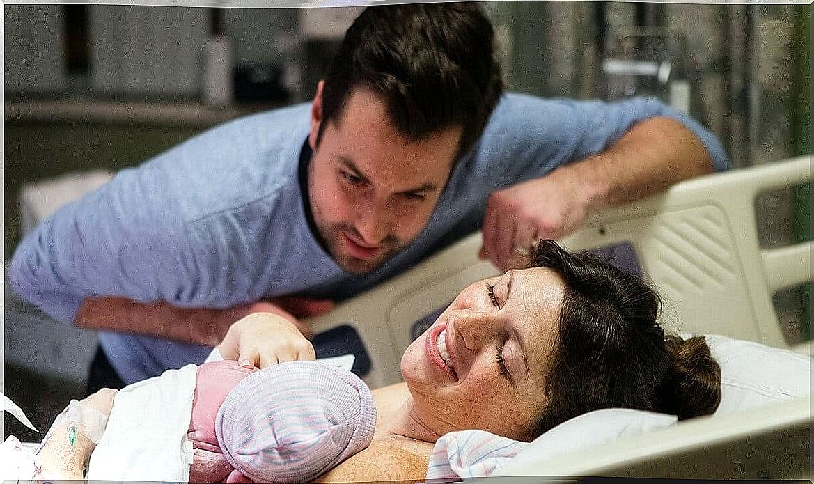 Induce childbirth: Mom and dad watching newborn