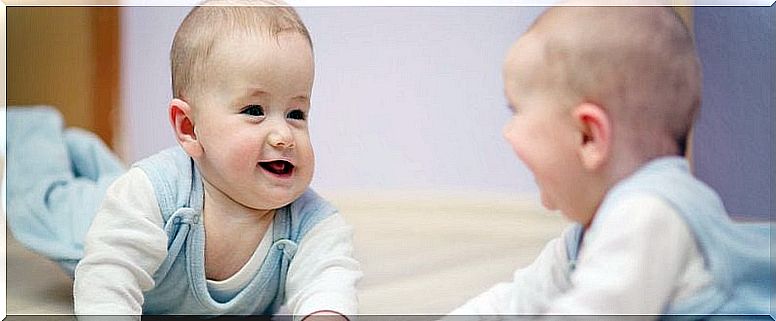 6 Benefits of Playing with Your Baby in Front of a Mirror