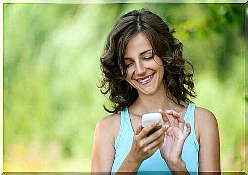 chat groups: woman with phone