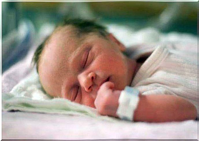 8 things to keep in mind when visiting a newborn baby