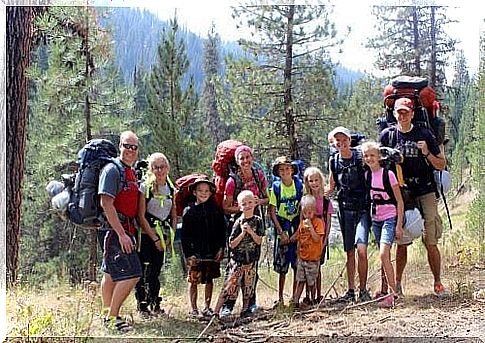 Large group on a hike