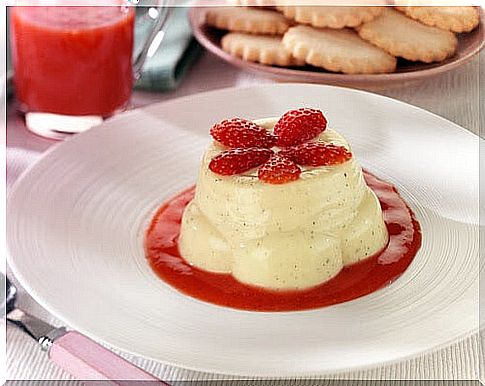 desserts for diabetics: pudding with strawberries