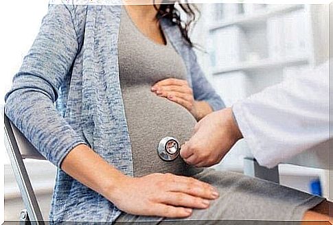 Excess amniotic fluid: pregnant woman is examined