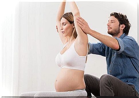 to support pregnant woman when doing exercises