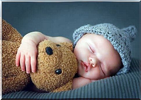 sleeping babies for the first three months: baby with teddy bear