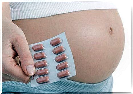 pregnant woman with tablets