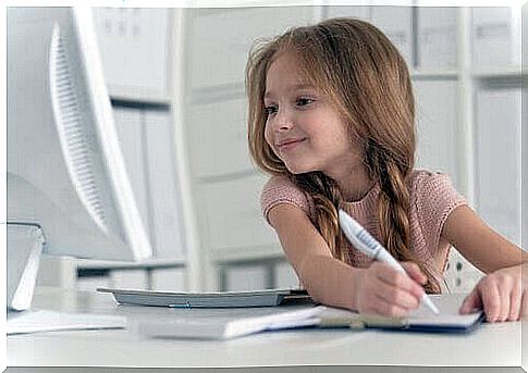 dynamic thinking: girl at computer