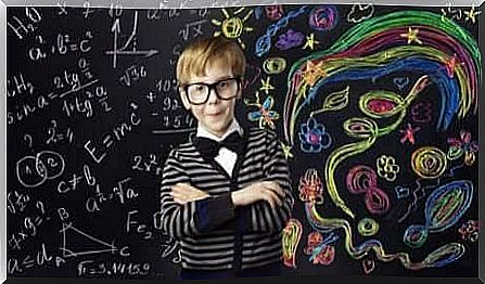 A child with a good visual memory is creative on the blackboard.