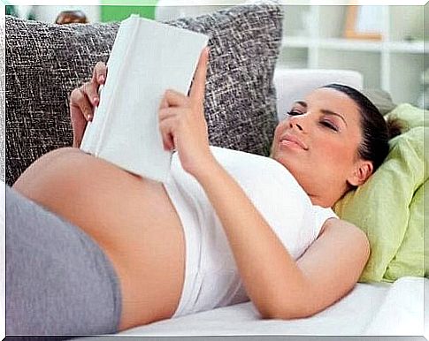 pregnant woman reading