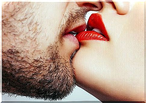 menstrual cycles and conception: man and woman kiss each other