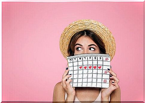 menstrual cycles and conception: woman with calendar