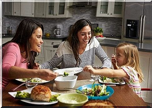 children to eat well: happy family around the dining table