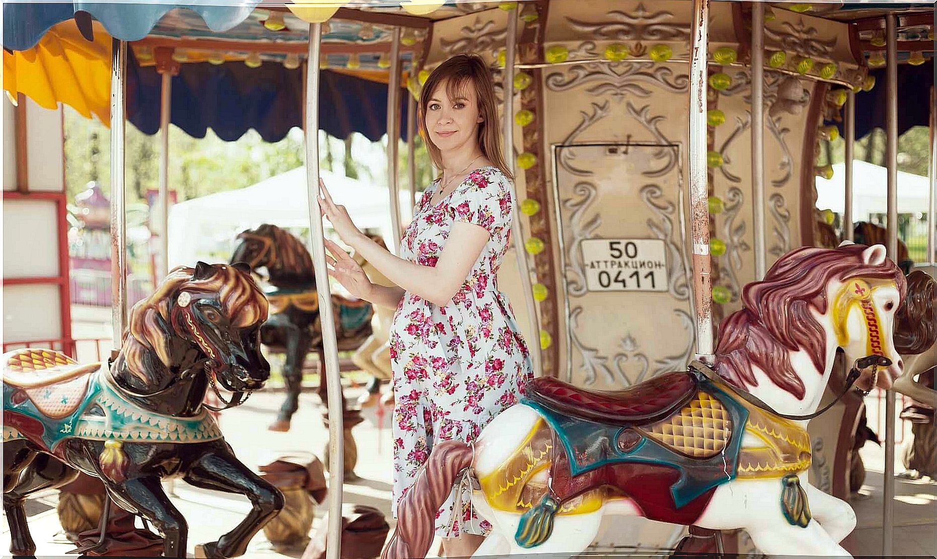 spring clothes for pregnant women: pregnant woman on carousel