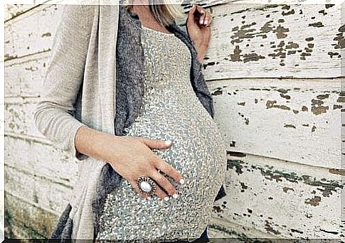 spring clothes for pregnant women: pregnant woman in dress