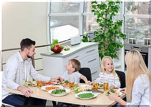 vegan diets: family at dining table