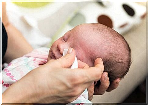 Newborn baby who closes his eyes.